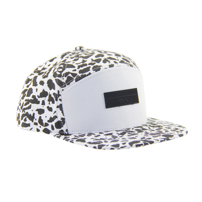 โฟชั่น Allover Print 5 แพนล์ แคมป์ Caps With Leather Patch Embossed Logo บนด้านหน้า