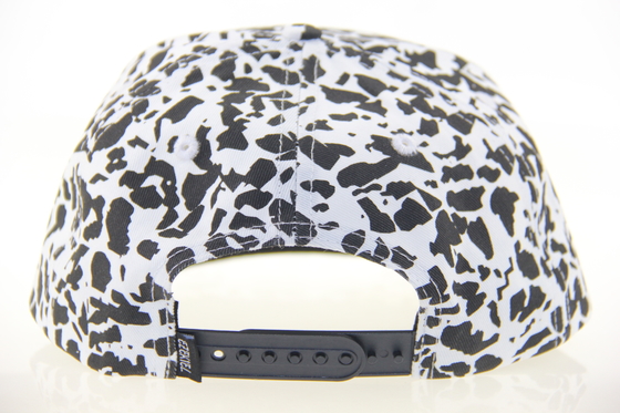 โฟชั่น Allover Print 5 แพนล์ แคมป์ Caps With Leather Patch Embossed Logo บนด้านหน้า