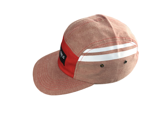 หมวกแคมป์ 5 แพนล์ที่มีแฟลต PU Visor และโลโก้ Label ที่ผสมผสาน