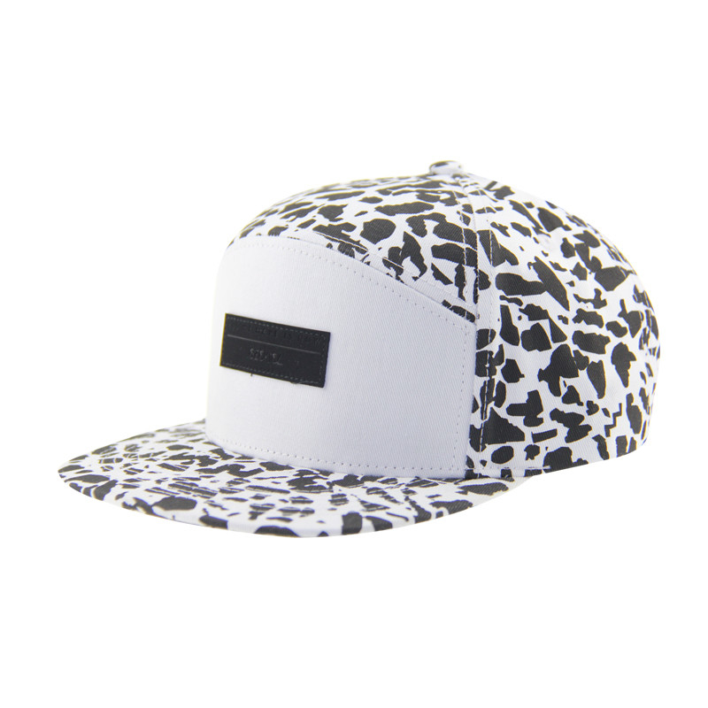 โฟชั่น Allover Print 5 แพนล์ แคมป์ Caps With Leather Patch Embossed Logo บนด้านหน้า