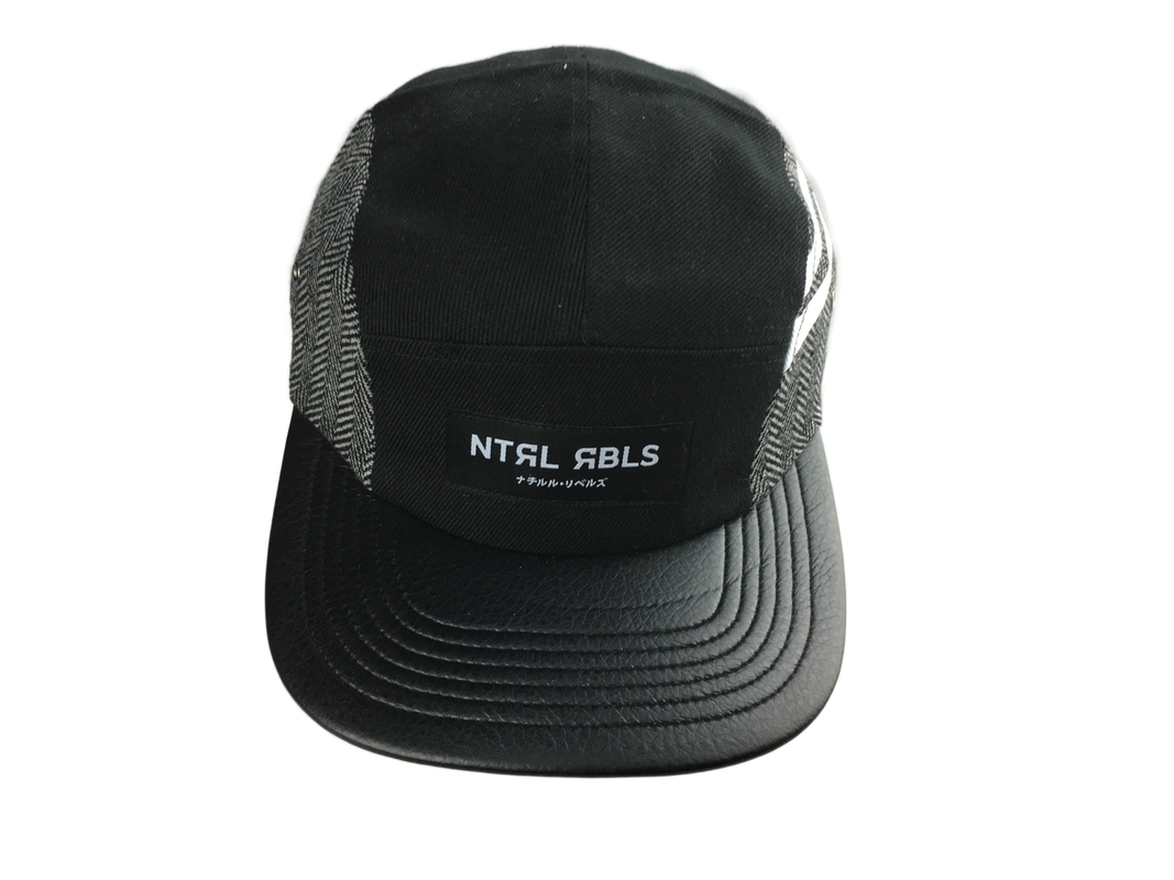 หมวกแคมป์ 5 แพนล์ที่มีแฟลต PU Visor และโลโก้ Label ที่ผสมผสาน